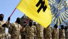 Miembros del batallón Azov, creado por el régimen de Kiev, portan una bandera con el símbolo conocido en alemán como Wolfsangel (“gancho para lobos”), utilizado durante la Segunda Guerra Mundial como emblema de la división Das Reich perteneciente a las Waffen SS. Ese mismo símbolo identifica también a la organización ucraniana de extrema derecha Pravy Sektor | Red Voltaire