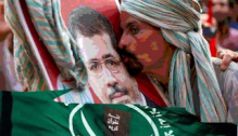Un egipcio besa el retrato de Morsi
