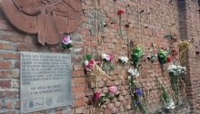 España. Según un informe casi 3.000 personas fueron fusiladas o agarrotadas en Madrid entre 1939 y 1945. Además de las Trece Rosas, otras sesenta y siete mujeres fueron asesinadas en las inmediaciones de la tapia del cementerio del Este de Madrid.