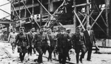 Himmler visita la fábrica de Auschwitz, que empleaba mano de obra esclava