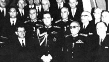 El rey Constantino II, (hermano de Sofía de España) y la junta militar griega durante el golpe de Estado de 1967 | Red Voltaire